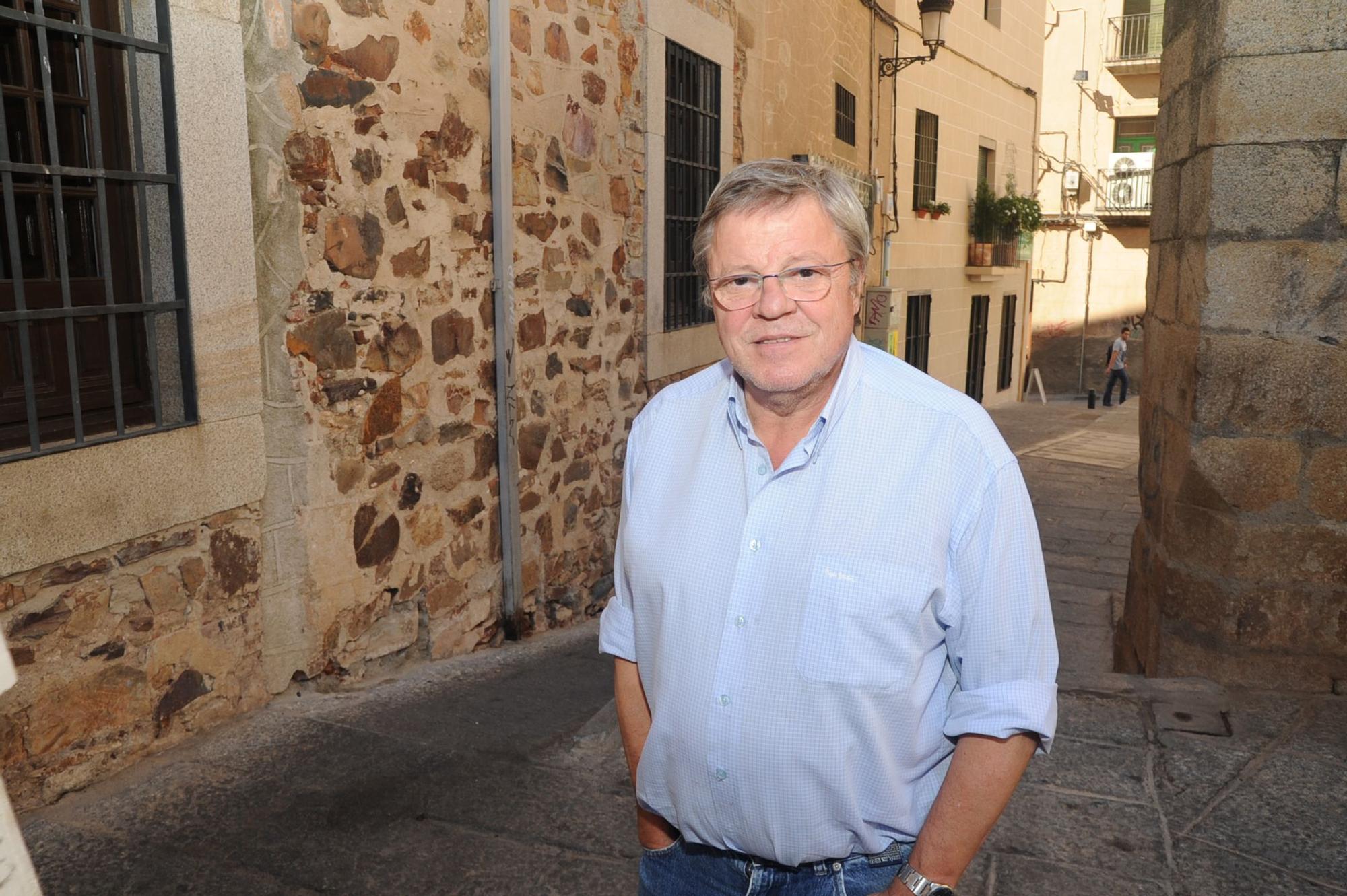 Felipe Salgado, junto a la pescadería que regentaba.