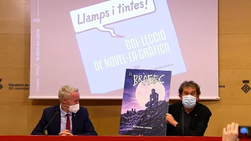 El diputat de Cultura, Albert Piñeira, i el director de la col·lecció «Josep Pla» de la Diputació de Girona, Joan-Lluís Lluís, presentant la nova col·lecció de novel·la gràfica