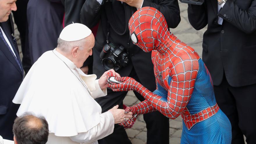 El Papa saluda a Spiderman en el Vaticano