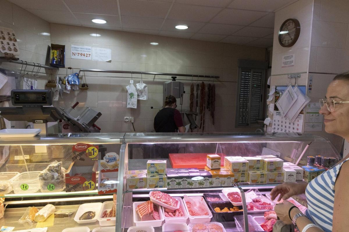València, Millares. CTR Cierre de la única carnicería por jubilación, Mari Carmen Pérez, propietaria del negocio
