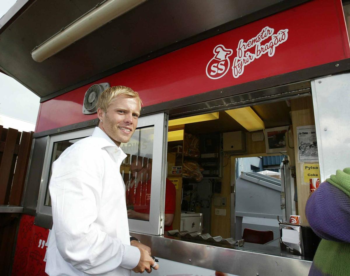 Gudjohnsen en Bæjarins Beztu Pylsur, el mítico local de hot dogs de Reikiavik