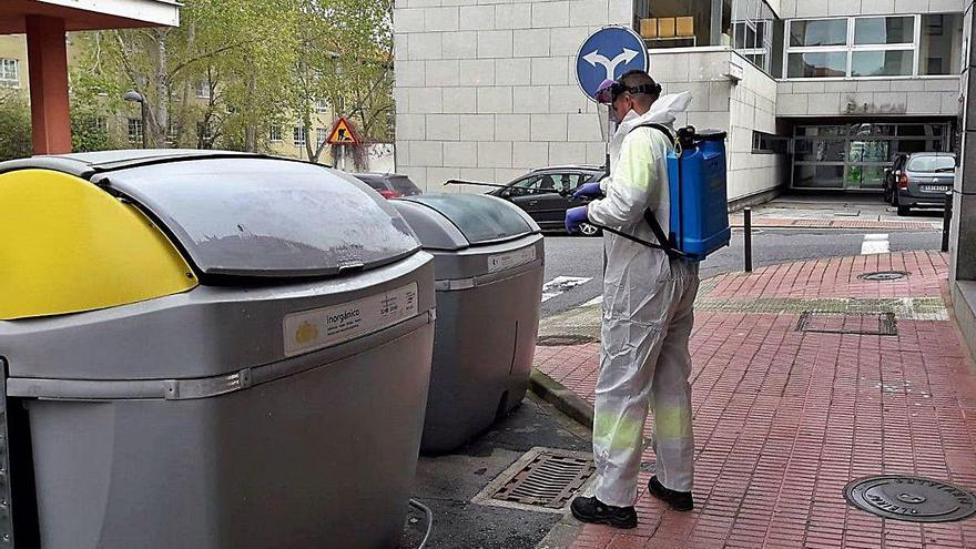 Desinfección delante del centro de salud de Santa Cruz en Oleiros.