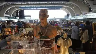 La feria de antigüedades de Avilés abre sus puertas con más de 40.000 piezas y medio centenar de expositores