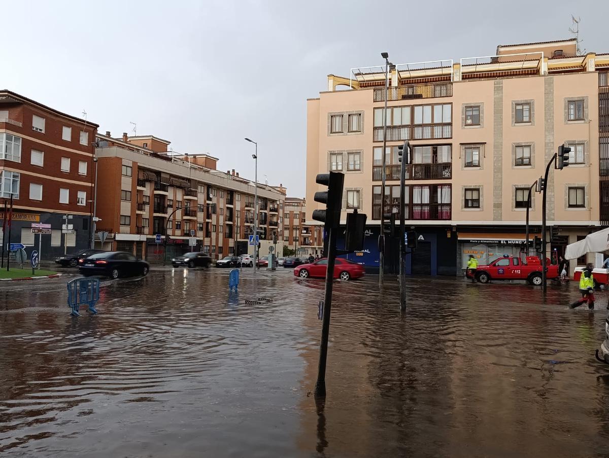 Los Bomberos gestionan las inundaciones en Toro