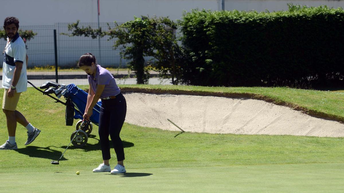 Jugadores en el campo de golf de la isla, ayer.