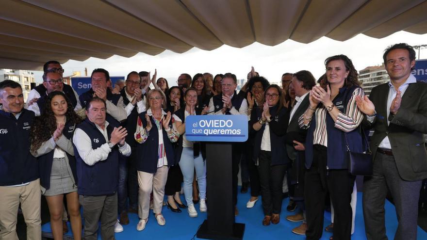 Canteli, en el centro, rodeado por su equipo en el cierre de campaña del PP local. | Luisma Murias