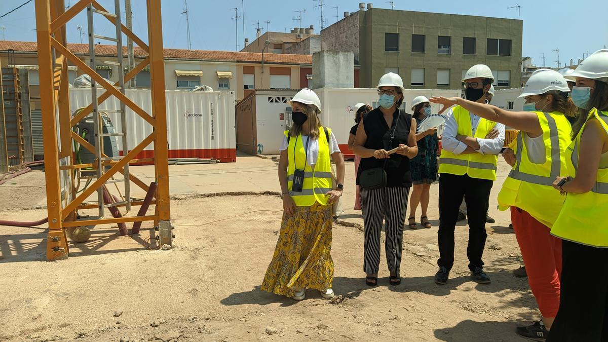 Imagen de la visita del director de Infraestructuras Educativas, Víctor Garcia, a las obras del nuevo instituto.