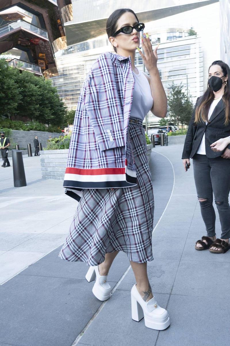 Rosalía con look de Thom Browne a la llegada a su desfile en Nueva York