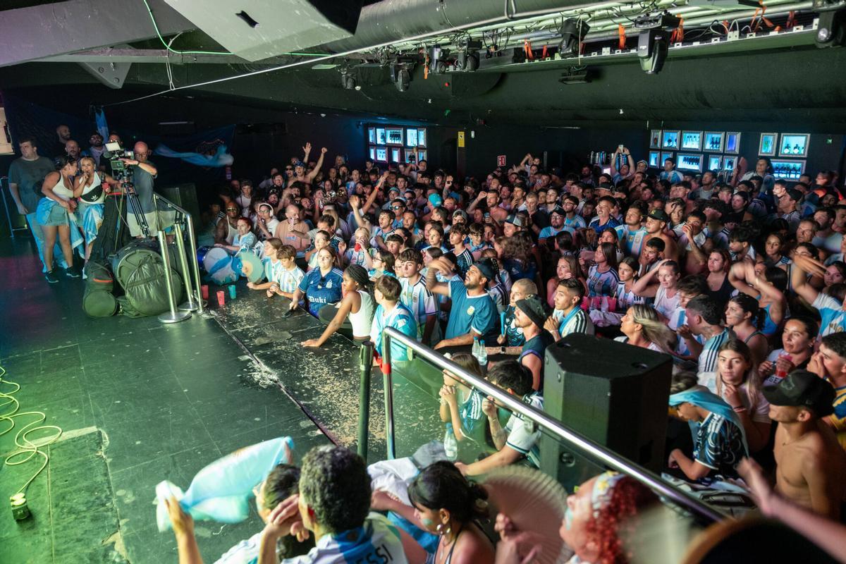 Aficionados de la selección Argentina se concentran en el Bar Lunita
