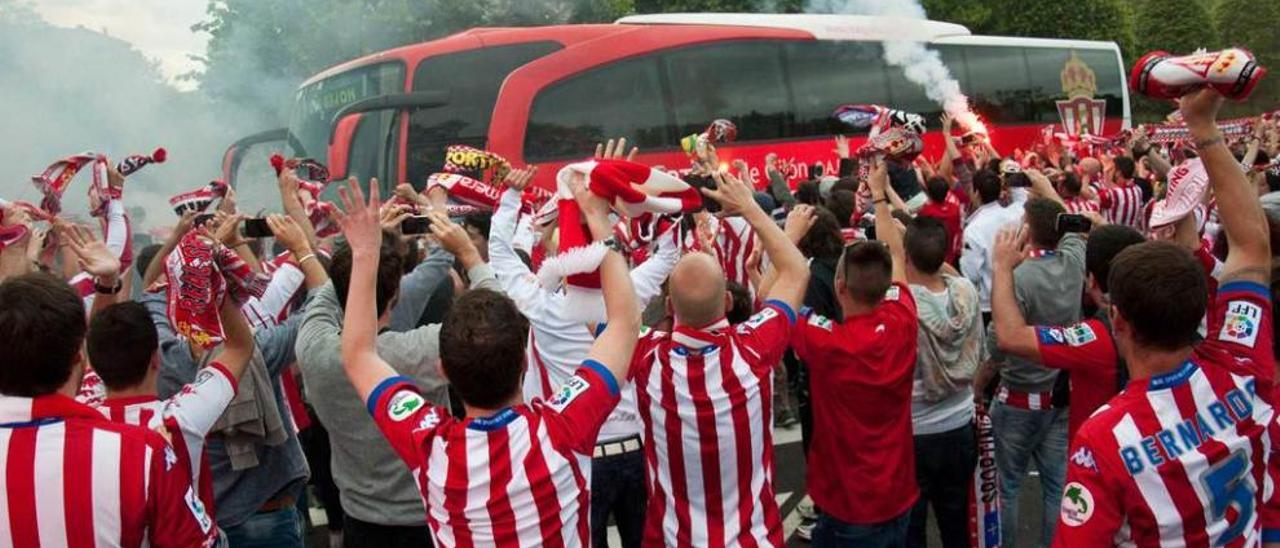 Aficionados del Sporting reciben al equipo antes del encuentro ante el Sabadell.