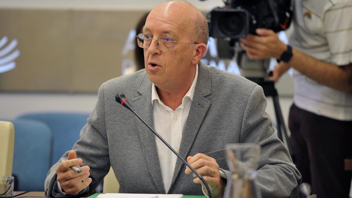 El director general de Función Pública, Domingo Jesús Expósito, en la Asamblea.