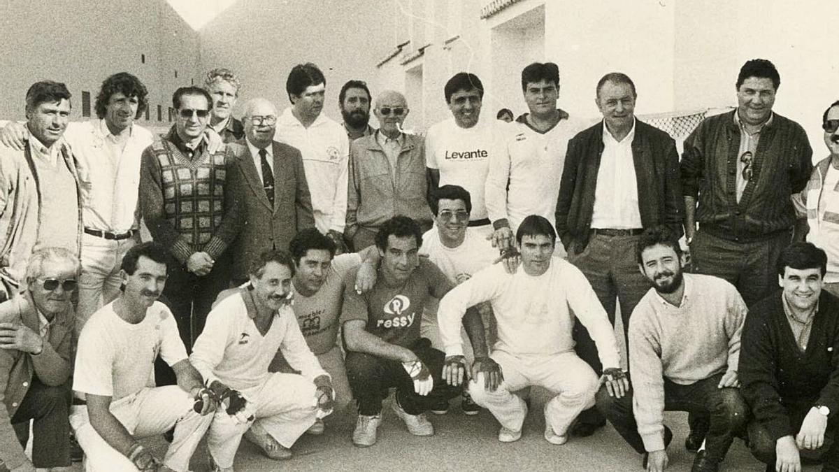 Encuentro entre periodistas, exfutbolistas del VCF y federativos, en los años 80. | NOMBRE FEQWIEOTÓGRAFO