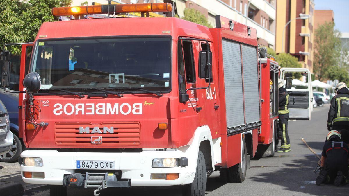 Un vehículo de los bomberos, durante una actuación en Córdoba.