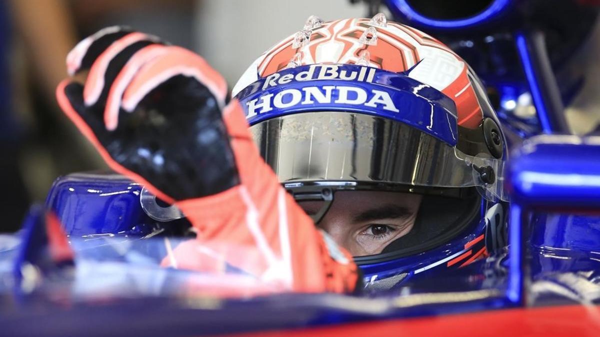 Marc Márquez se enfunda los guantes en el interior del Red Bull F-1, hoy, en Spielberg (Austria).