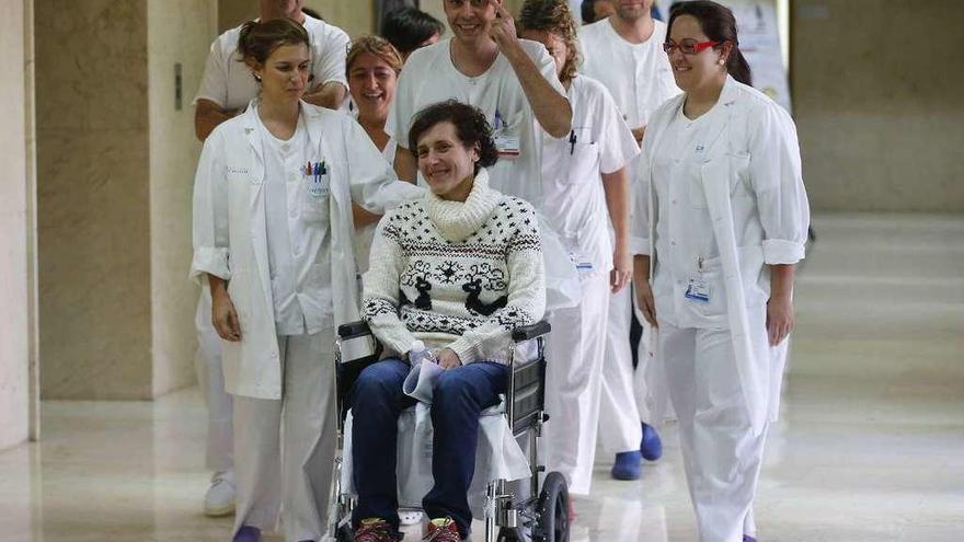 Teresa Romero junto a parte del equipo que la atendió en el Hospital Carlos III, tras recibir el alta médica.