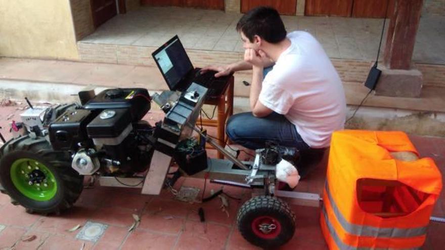 Javier Martínez trabaja con uno de los prototipos de los vehículos autónomos industriales.