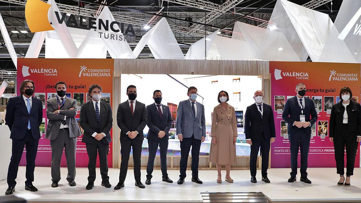 Ximo Puig y la ministra de Industria, Reyes Maroto, en el centro, ayer, en el stand valenciano. | LEVANTE-EMV