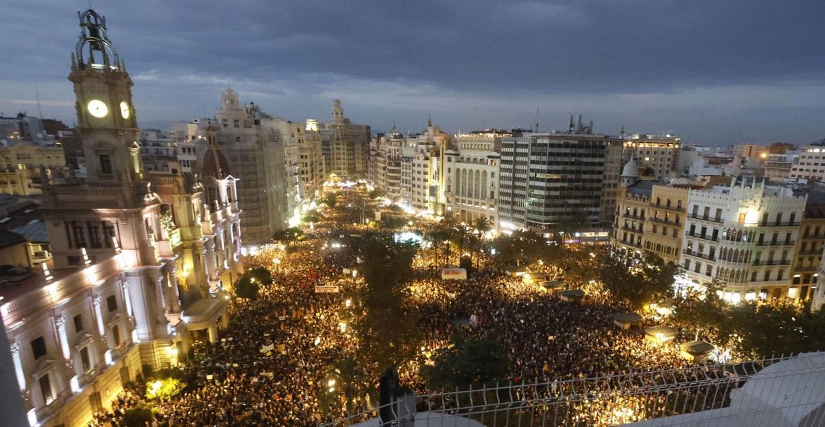 130.000 persones clamen a València contra Mazón per la gestió de la dana 130.000 persones clamen a València contra Mazón per la gestió de la dana