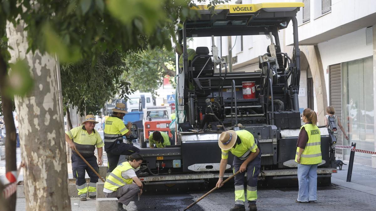 Trabajos de asfaltado en la plataforma única del bulevar del Gran Capitán.