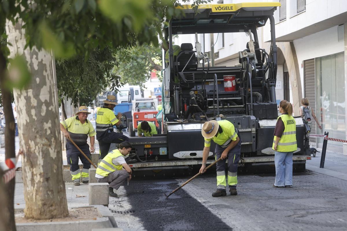 Trabajos de asfaltado en la plataforma única del bulevar del Gran Capitán.