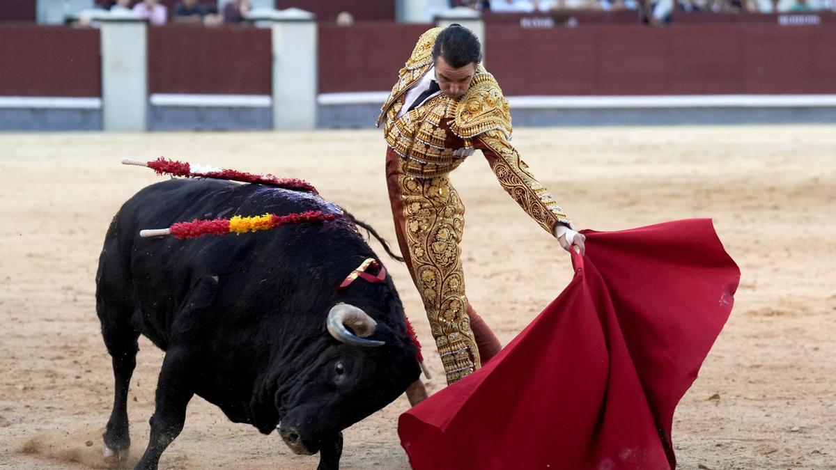 El diestro Uceda Leal lidia a un toro este sábado, en Las Ventas de Madrid.