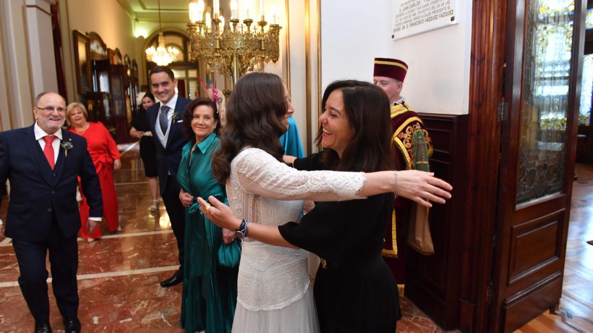 Inés Rey saluda a la novia que casó en el Ayuntamiento
