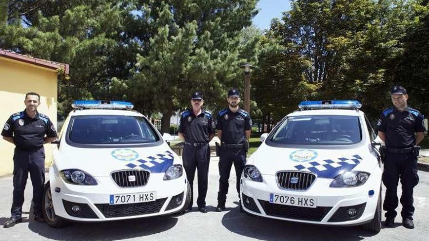 Efectivos de Policía Local de Oleiros con coches patrulla.