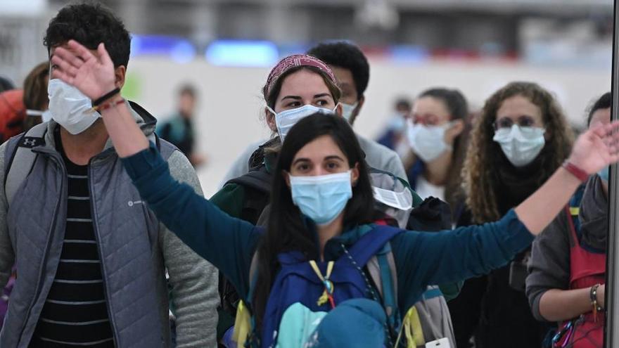 Españoles procedentes de Quito al llegar a Barajas.