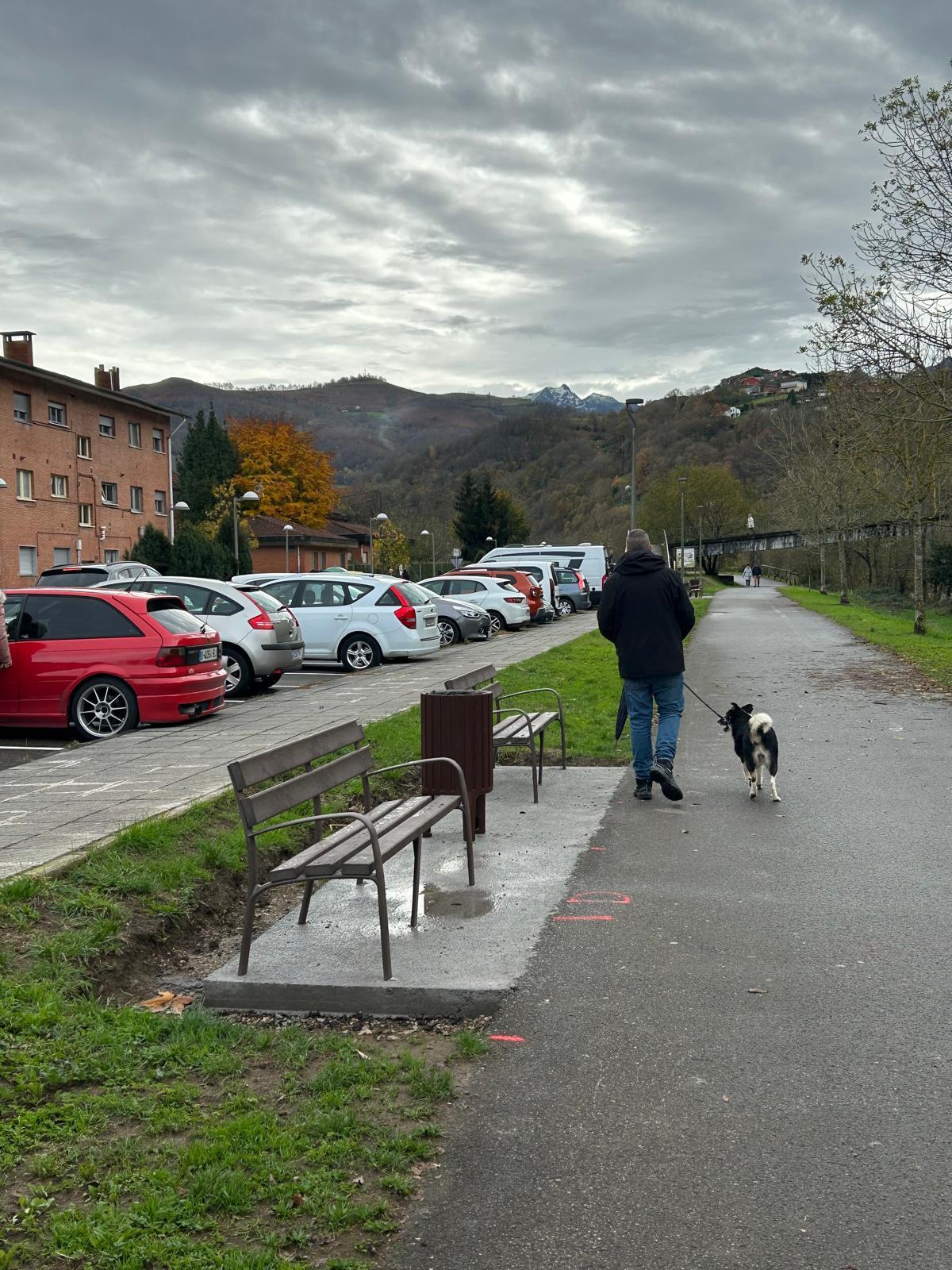 Unos bancos recién instalados.
