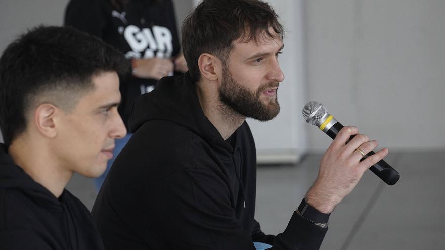 Les imatges de la visita dels jugadors del Bàsquet Girona, Nikola Maric i Pepe Vildoza, als usuaris de la Fundació Els Joncs de Sarrià de Ter.