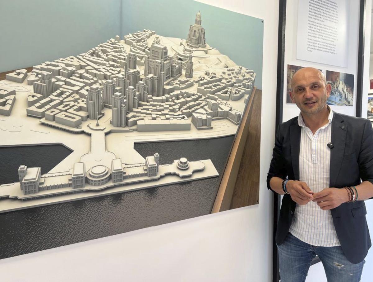 El alcalde, Alejandro Lorenzo, junto a la imagen de una de las maquetas de Palacios que hicieron necesario ampliar el espacio. | D.P.
