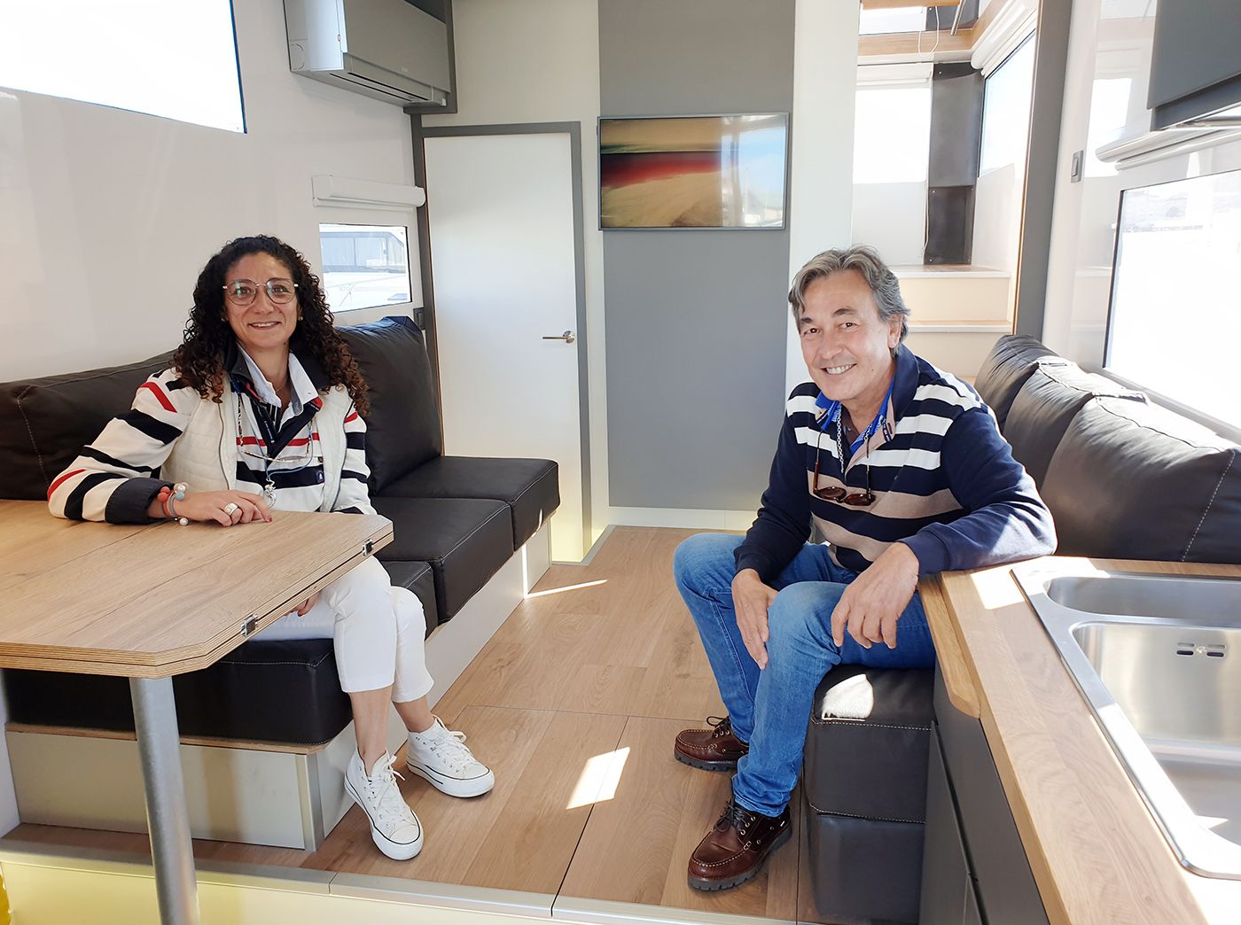 Adrián Álvarez y Raquel Vence, impulsores del negocio, en el barco en el puerto de Baiona.jpg