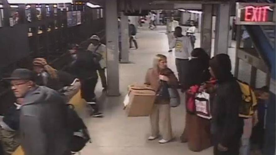 Un hombre cae a las vías del metro de Filadelfia
