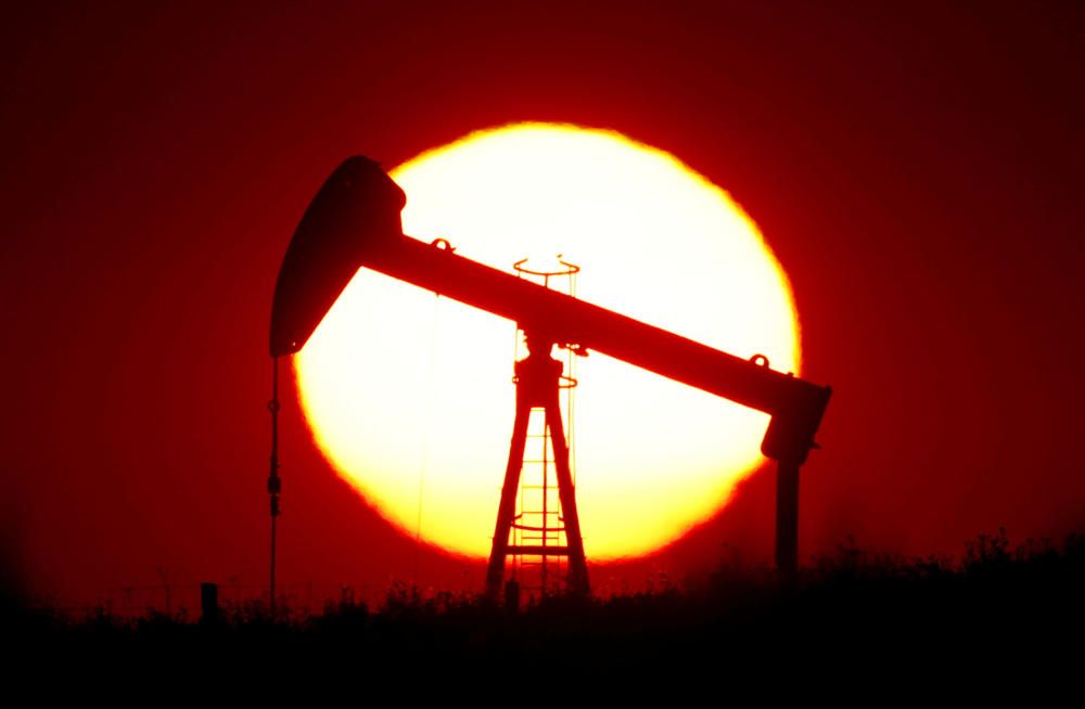 El sol se pone detrás de una bomba de aceite fuera de Saint-Fiacre, cerca de París, Francia.