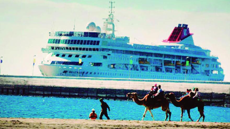 Imagen de archivo del crucero &#039;Braemar&#039; atracado en el muelle de Gran Tarajal.