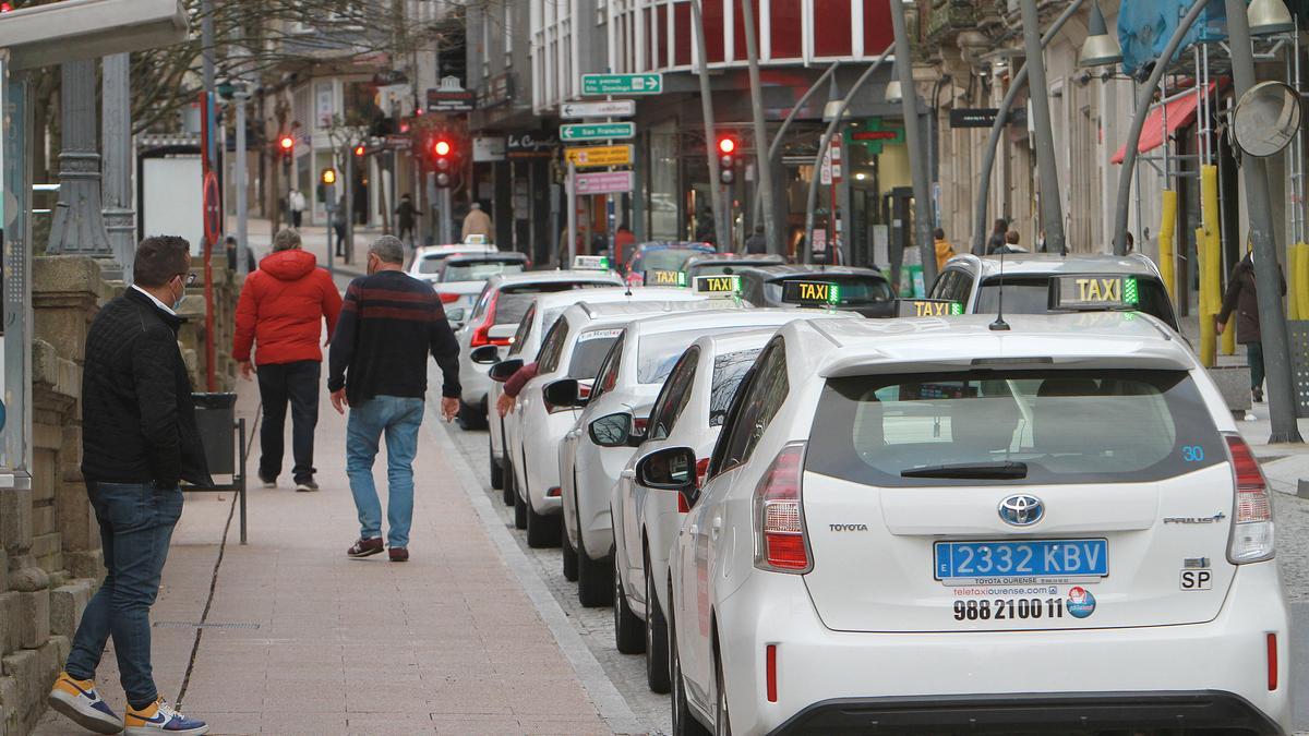 Una fila de taxis estacionados en la parada del Parque de San Lázaro.