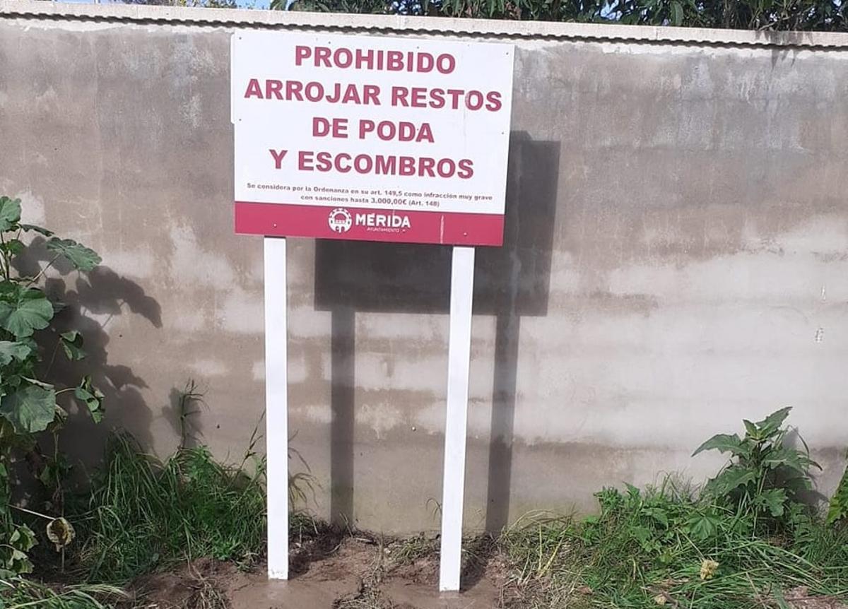 Uno de los carteles colocado por el Ayuntamiento de Mérida avisando de la prohibición y las multas por tirar escombros.