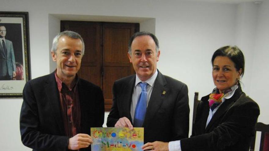 Ramón Quirós, Eduardo Martínez Llosa y María José Sánchez, con el cartel.