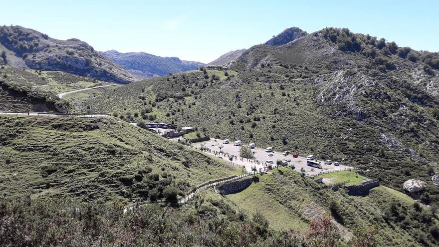 Colas de usuarios en espera en el área de servicio de Buferrera, en Los Lagos, esta tarde