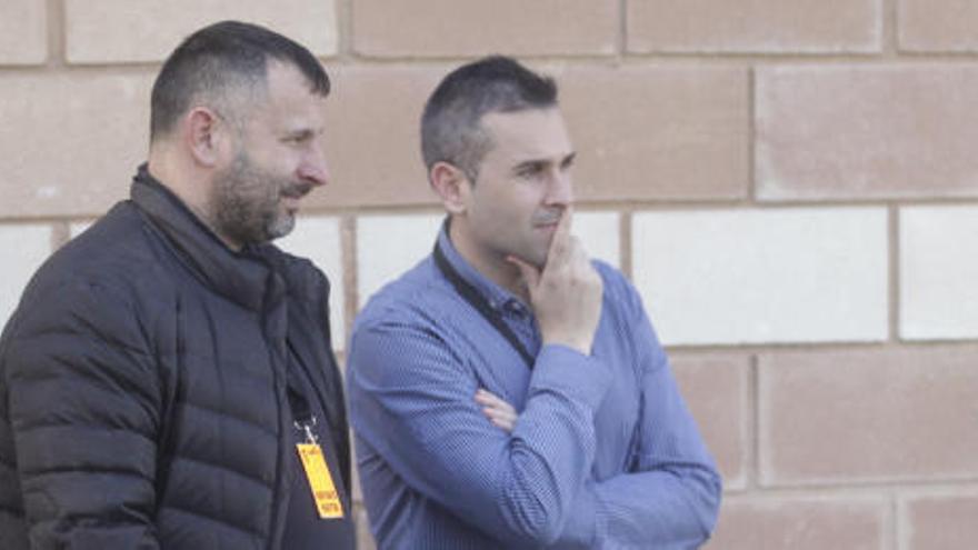 Javi Moreno viendo un entrenamiento en Paterna.