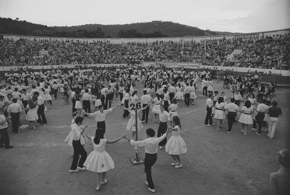 Tretzè Gran Concurs de Sardanes a la plaça de braus de Sant Feliu de Guíxols Sant Feliu amb més de sis-cents sardanistes. 25 de juliol de 1972.