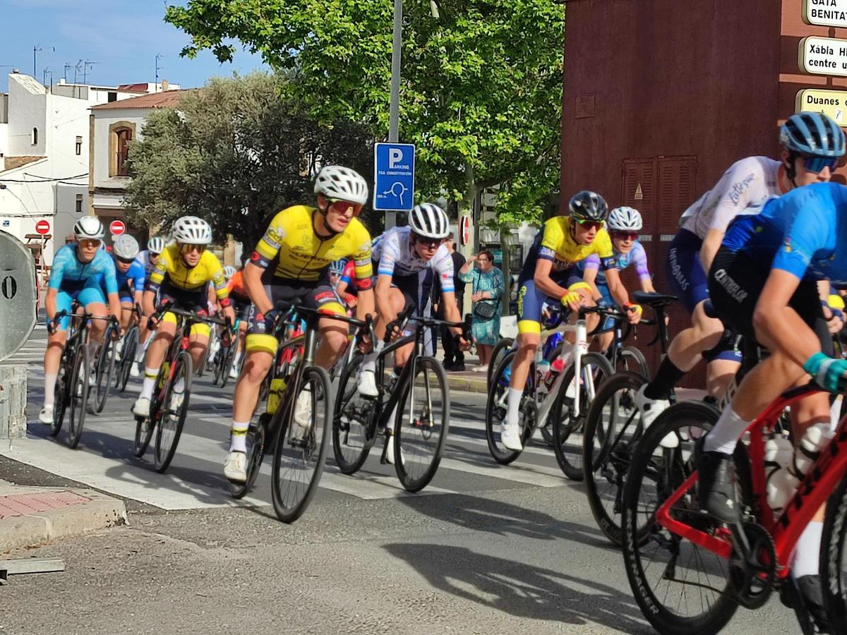 Ciclistas durante la prueba celebrada en Xàbia.