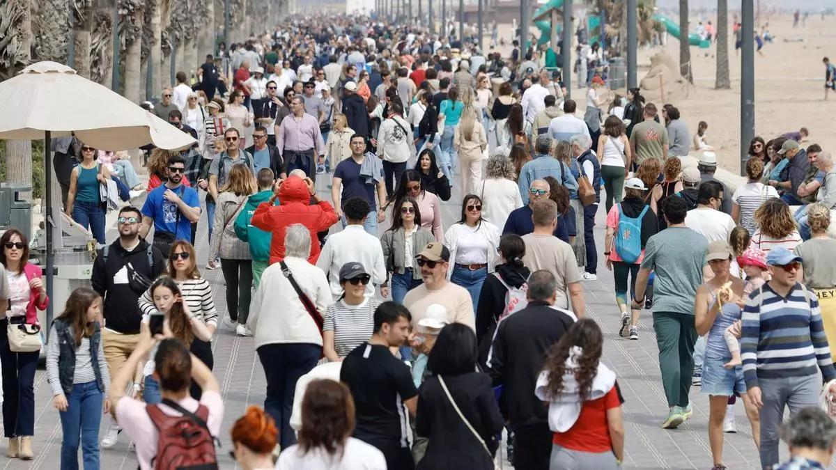 Turistas en la Malvarrosa.