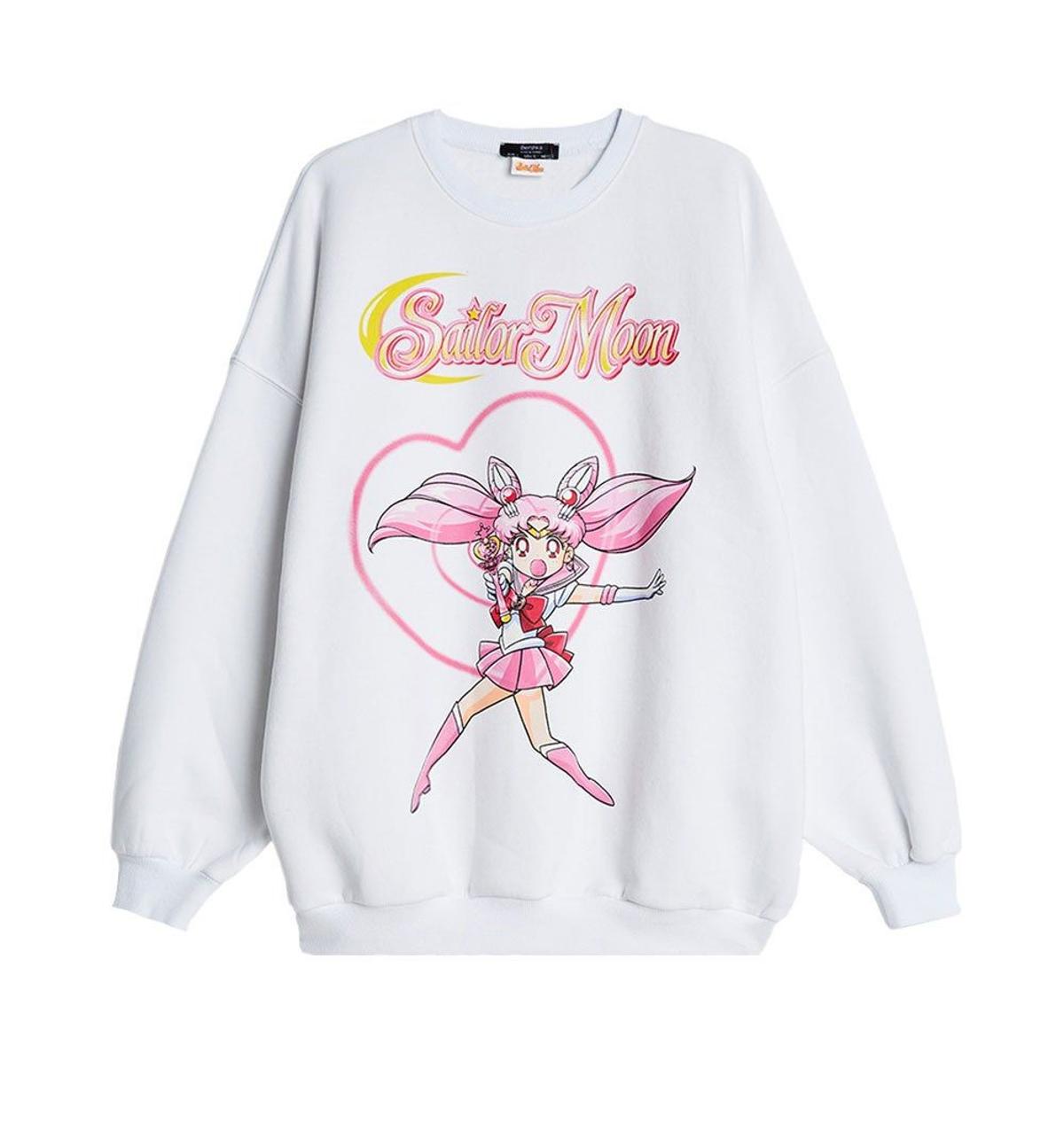 Sudadera blanca con estampado de Sailor Moon x Bershka. (Precio: 25,99 euros)