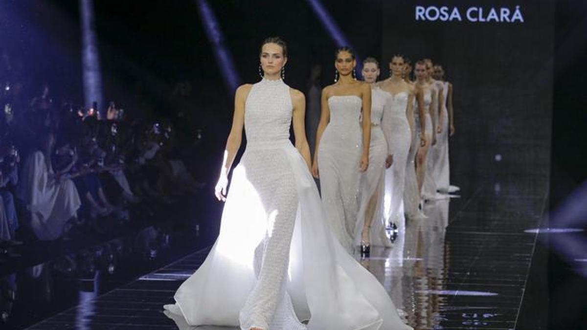 La reina de las bodas, Rosa Clará, presenta su colección 2024 en la  Barcelona Bridal Fashion Week