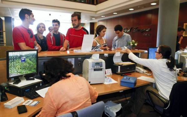 Aficionados del Real Zaragoza recogen sus entradas para la 'final' ante el Getafe