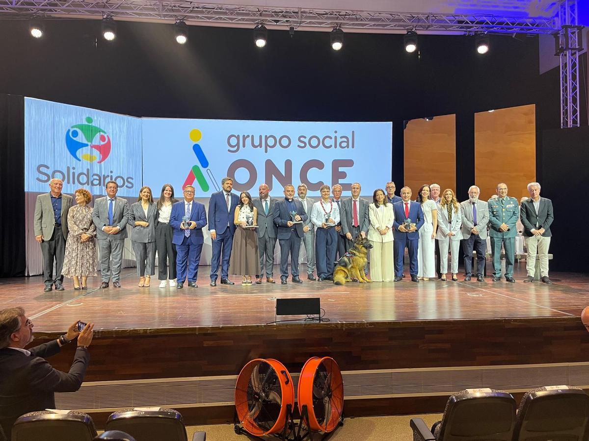 Foto de familia de la entrega de galardones del Grupo Social ONCE, este miércoles en Don Benito.