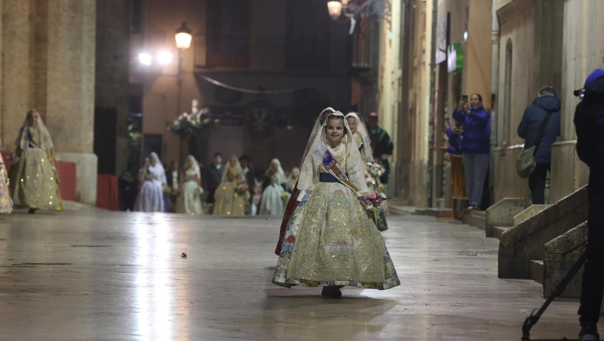 La Fallera Mayor Infantil de València desfila ante la virgen