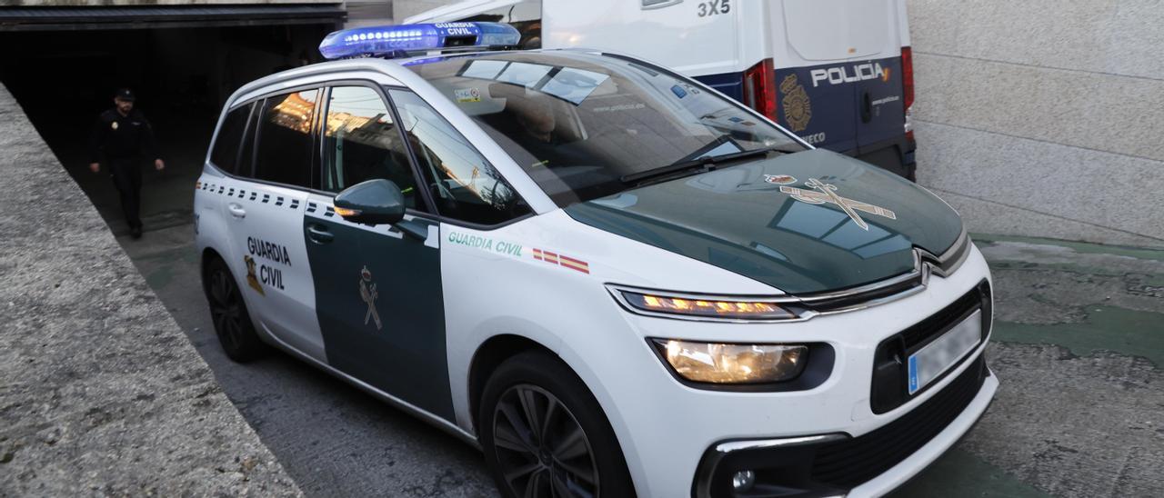 Salida de los juzgados del coche de la Guardia Civil que lleva al autor del crimen de Baiona