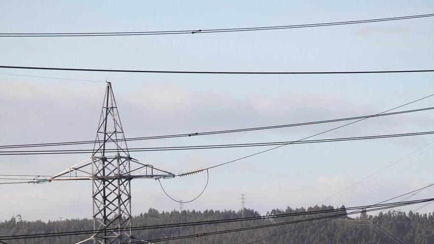 La línea de alta tensión de Arcelor que suministra electricidad en baterías en la vertiente gijonesa del Monte Areo.